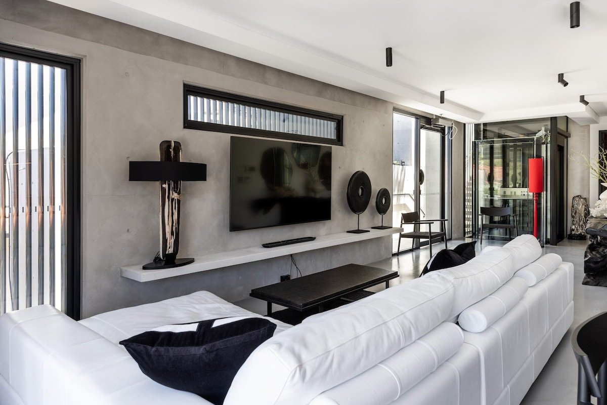 Newly built 2024 – Raw & refined Black Beauty gallery image 2