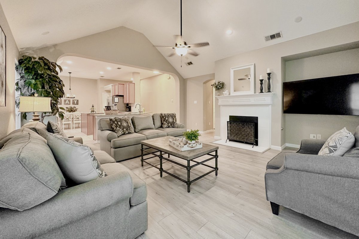 Bright Space in Heritage! Single Story 4Bedroom!