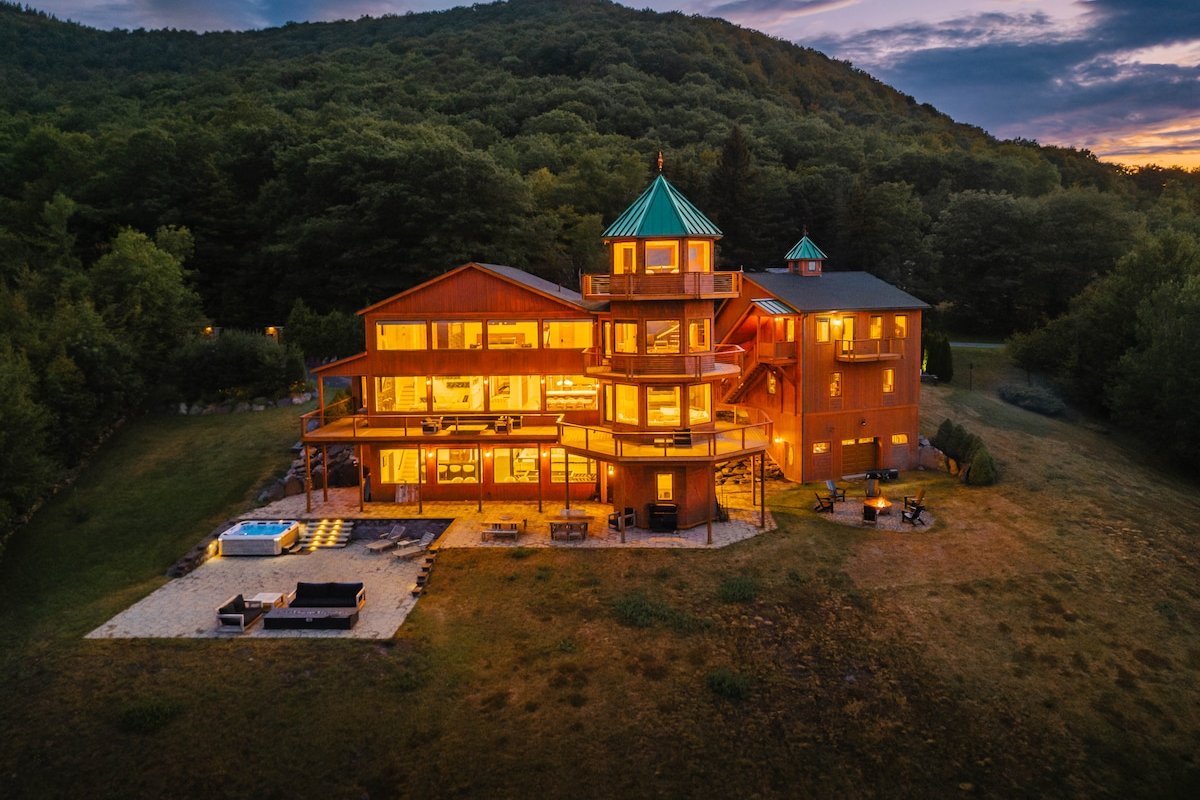 The Summit House | Best Views, Hot Tub, Game Rooms
