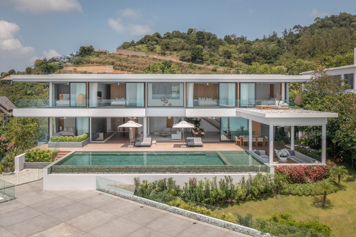 Emerald, World-class sea views, gym, cinema, chef