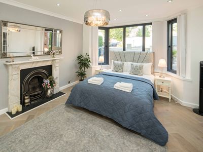 6BR House | Heated Pool & Parking | North London.