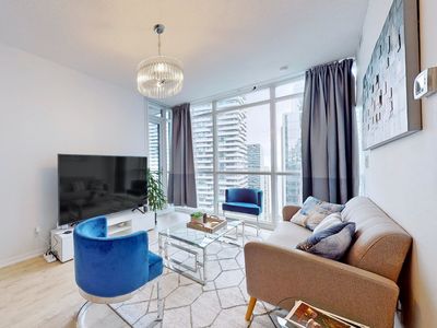 Stylish condo w/Beautiful city and lake view