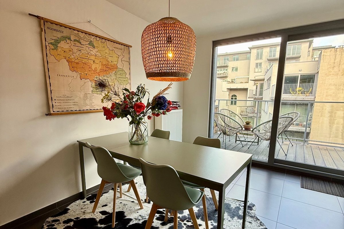 2 BR waterfront w/ sundeck & parking Top location! gallery image 4