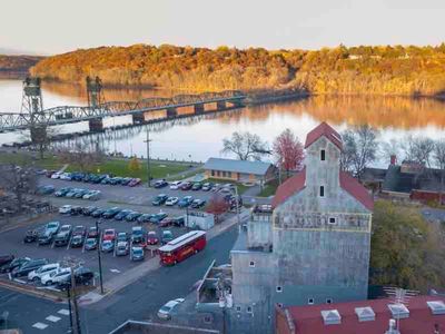 Commander-North Bin. DT Stillwater. River Views!