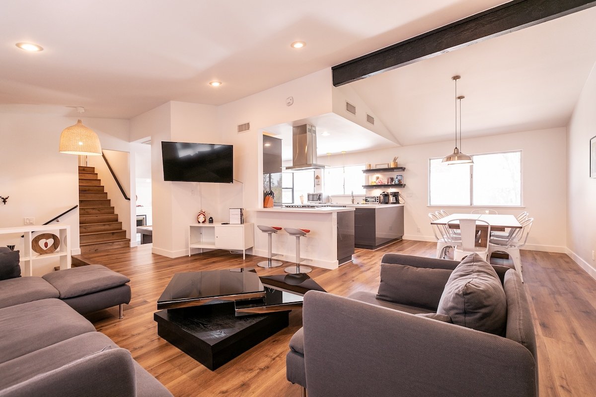 Bright, Modern 4BR with Beautiful Backyard & Pool! gallery image 3