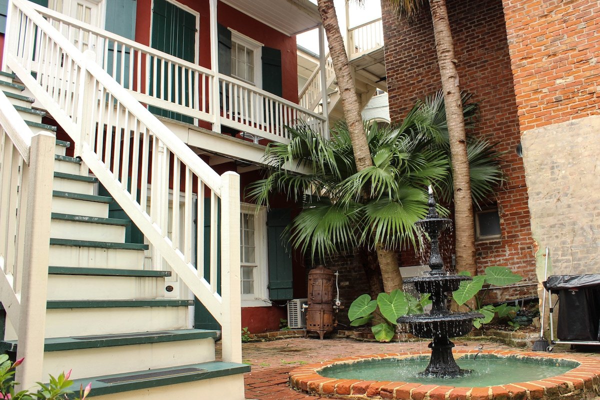 Burgundy Cottages in FQ with 18 rooms & 21 beds gallery image 5