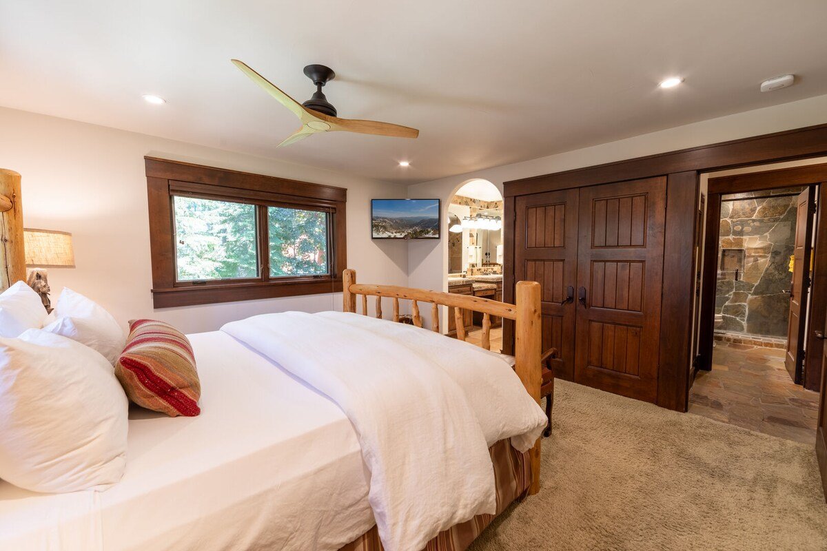 Serenity By TahoeGetaway – Dollar Point Luxury 4BR gallery image 3