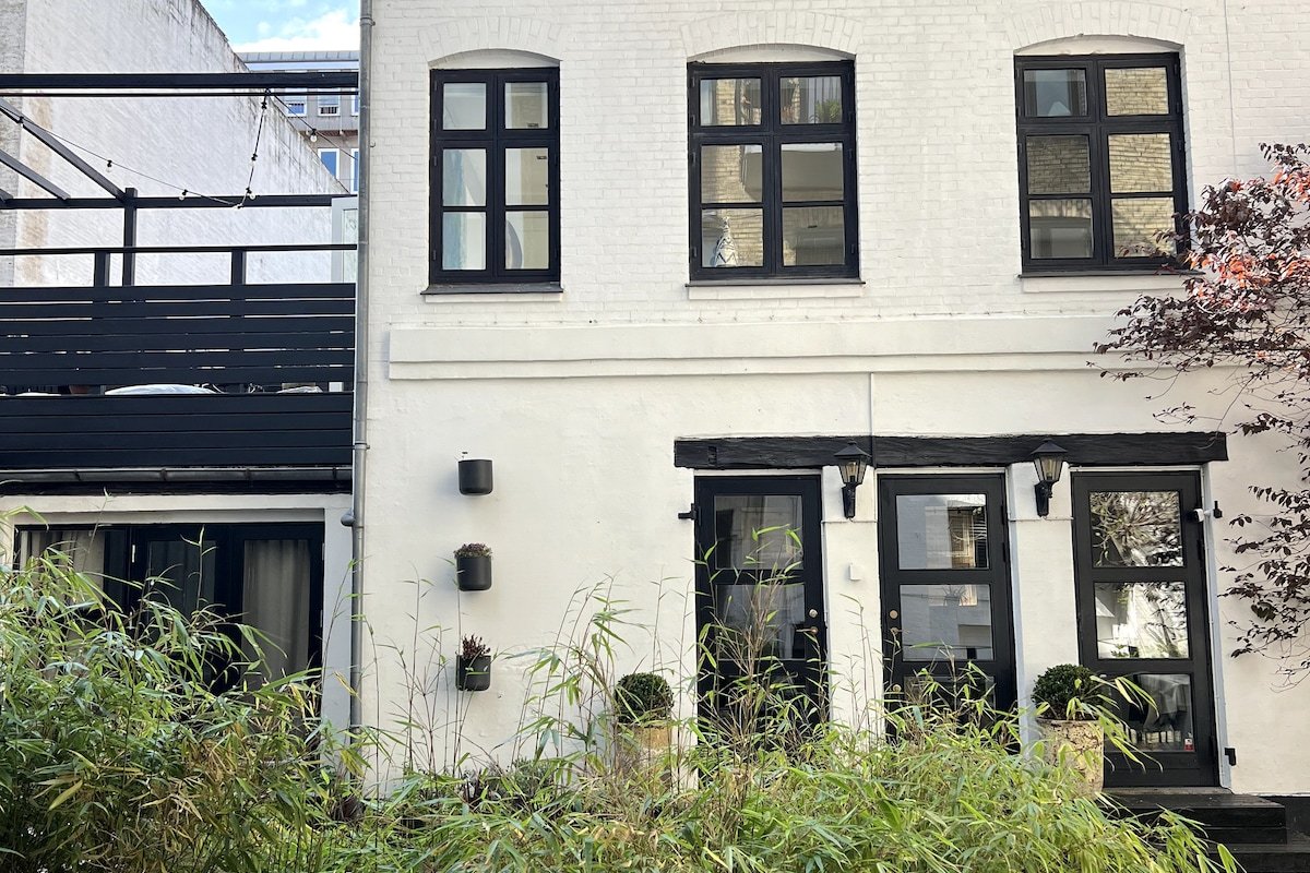 203m2 Townhouse with Rooftop & Courtyard Prime Loc gallery image 2