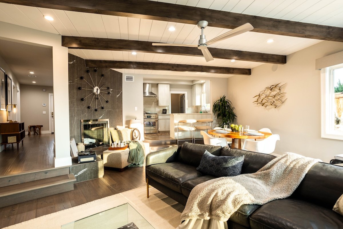 Modern LA Oasis/Pool/Firepit/King/Soakingtub gallery image 3