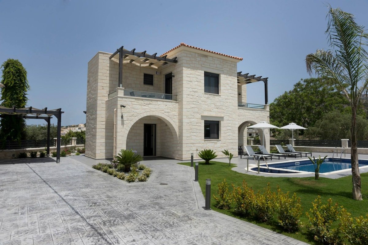 Villa 200m to Beach & Amenities w/Pool, Sauna, BBQ gallery image 2