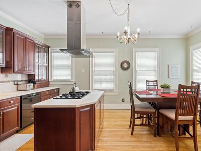 Stately Park Ave. Century Home – Sleeps 6!