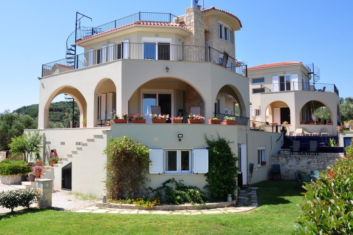 9-Bedroom Coastal Estate above Crete’s Western Sea gallery image 4