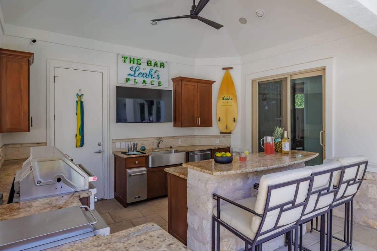 The Victoria, Pool, Outside Kitchen-Sleeps 12 gallery image 5