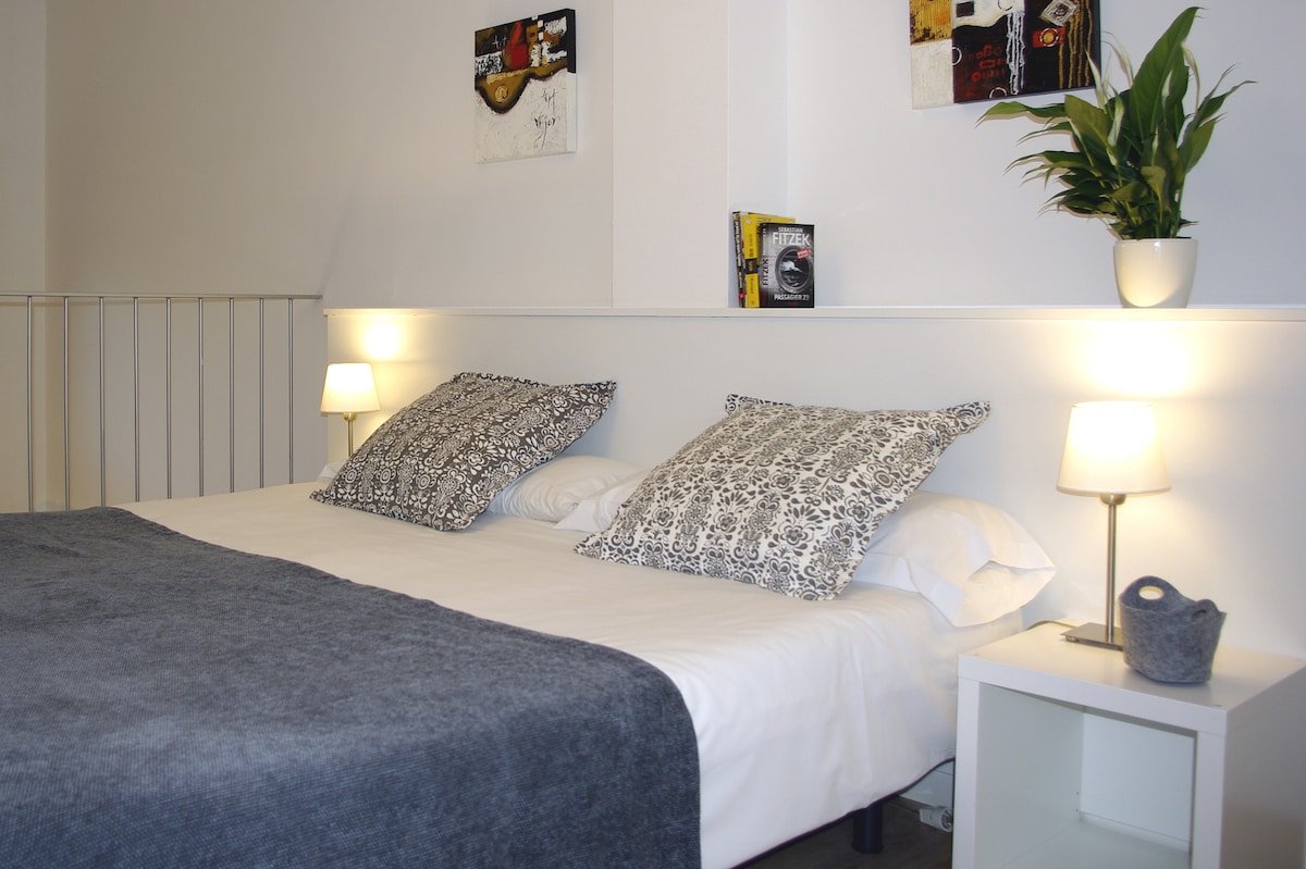 Three Bedroom Duplex Apartment From Steps Subway Station in BCN Center gallery image 3