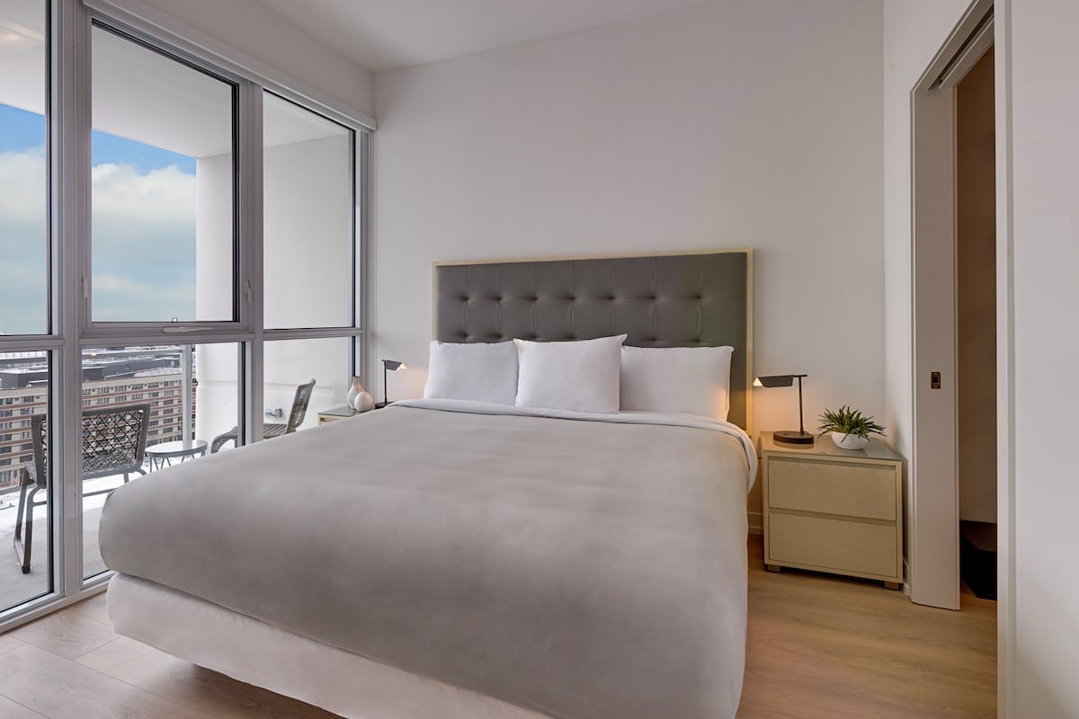 Level River North-Luxury Corner Two Bedroom Suite gallery image 5