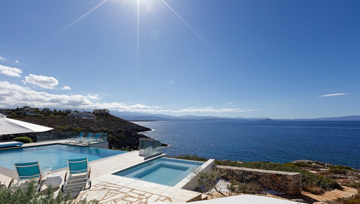 Infinity pool, hot tub & daily housekeeping gallery image 3