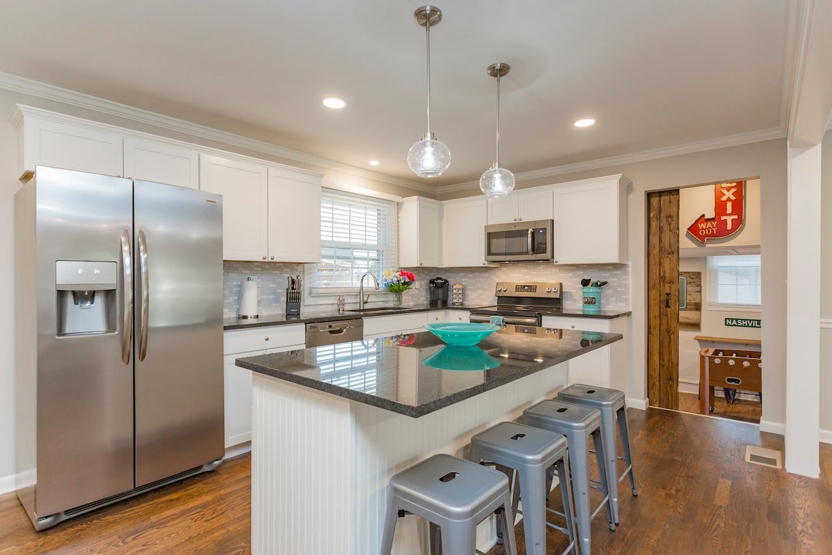 Cozy Courtyard, 4BD/2.5BA, 4 miles to DT- Hot Tub! gallery image 5