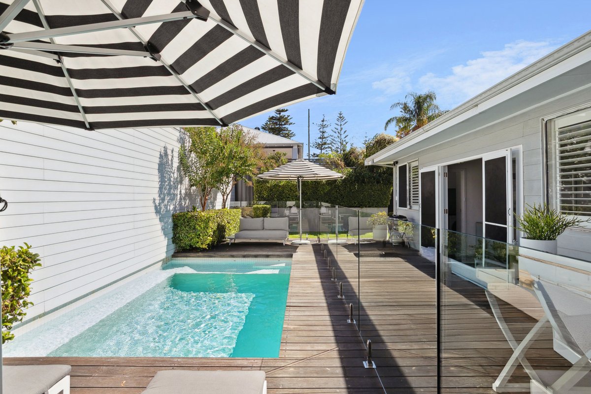 The Cottesloe Beach House – relaxed living + pool