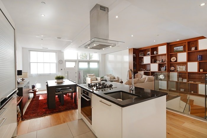 3 Bedroom flat in a quiet Kensington mews gallery image 2