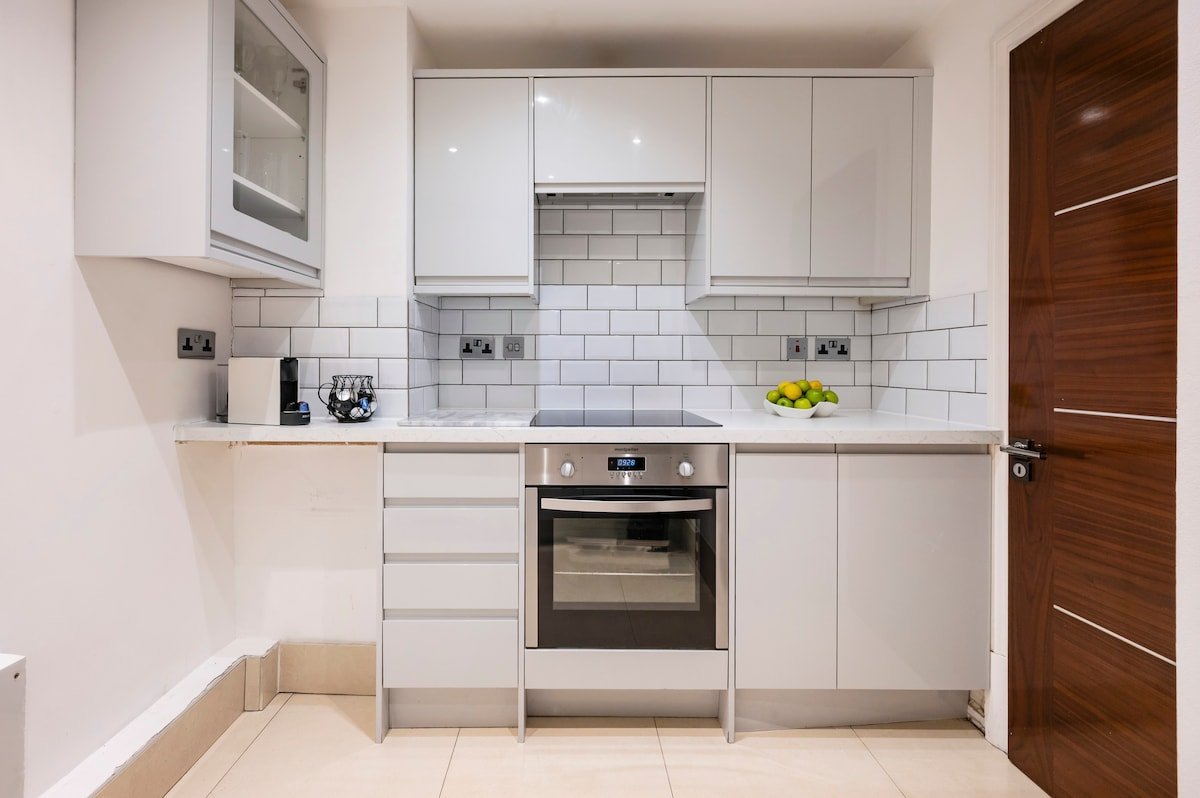 2 Bedroom Contemporary Victorian Apartment London gallery image 5