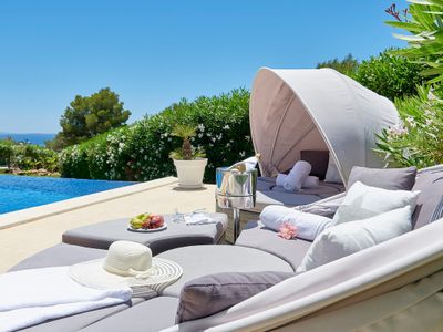 Ibiza town views- pool- bbq- gym- piano