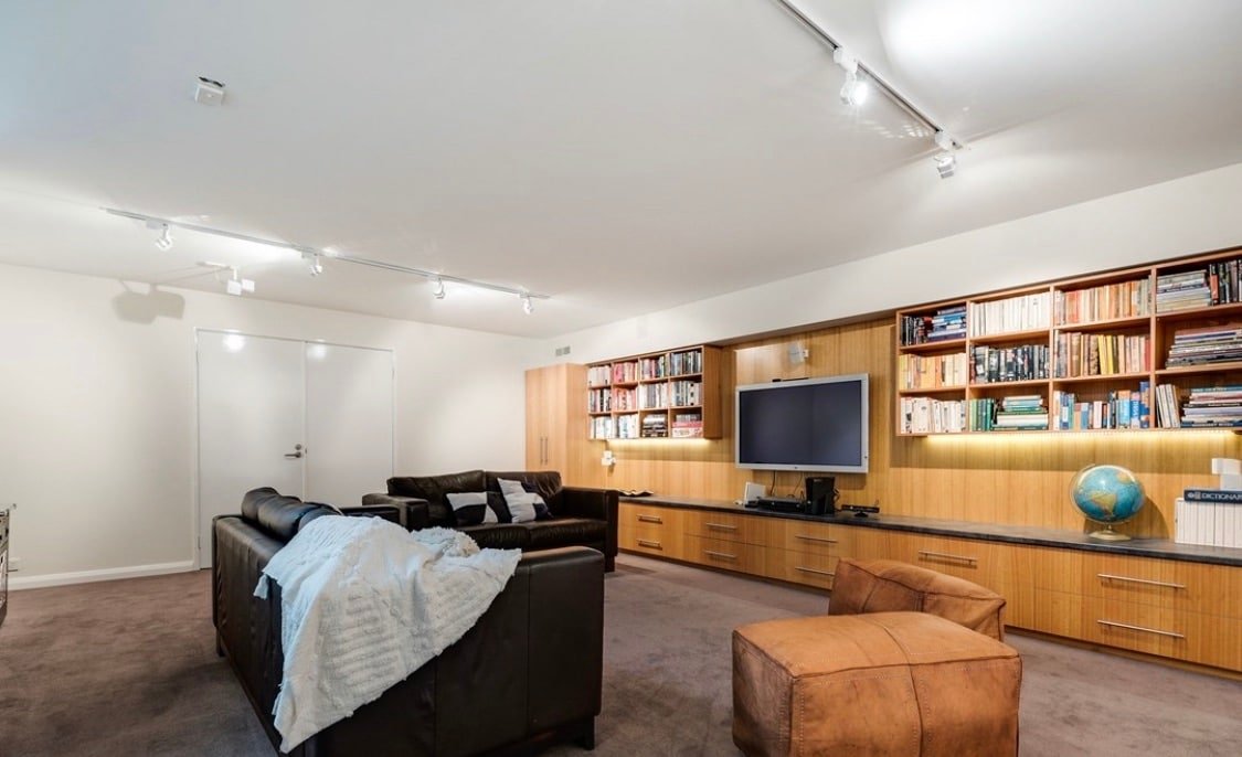 Stunning beach house metres from the beach. gallery image 3