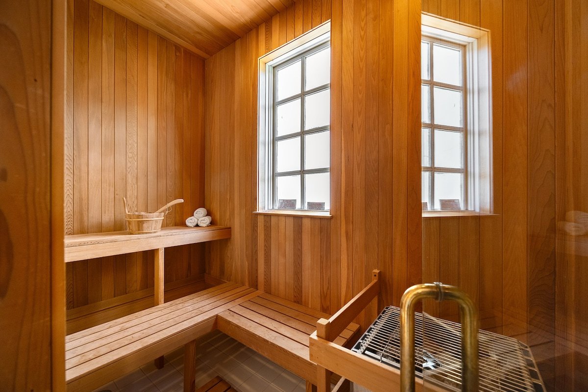 The Pond Estate | Sleeps 20 | 12 Acre Desert Oasis gallery image 5