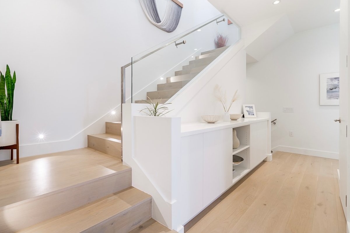 Luxury, 2-Storey, 3 Bedroom Suite in Shaughnessy gallery image 4