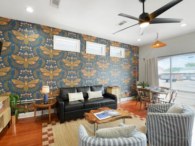 French Quarter HQ- 9 Beds, Bonus BR & TVs in 2BRs