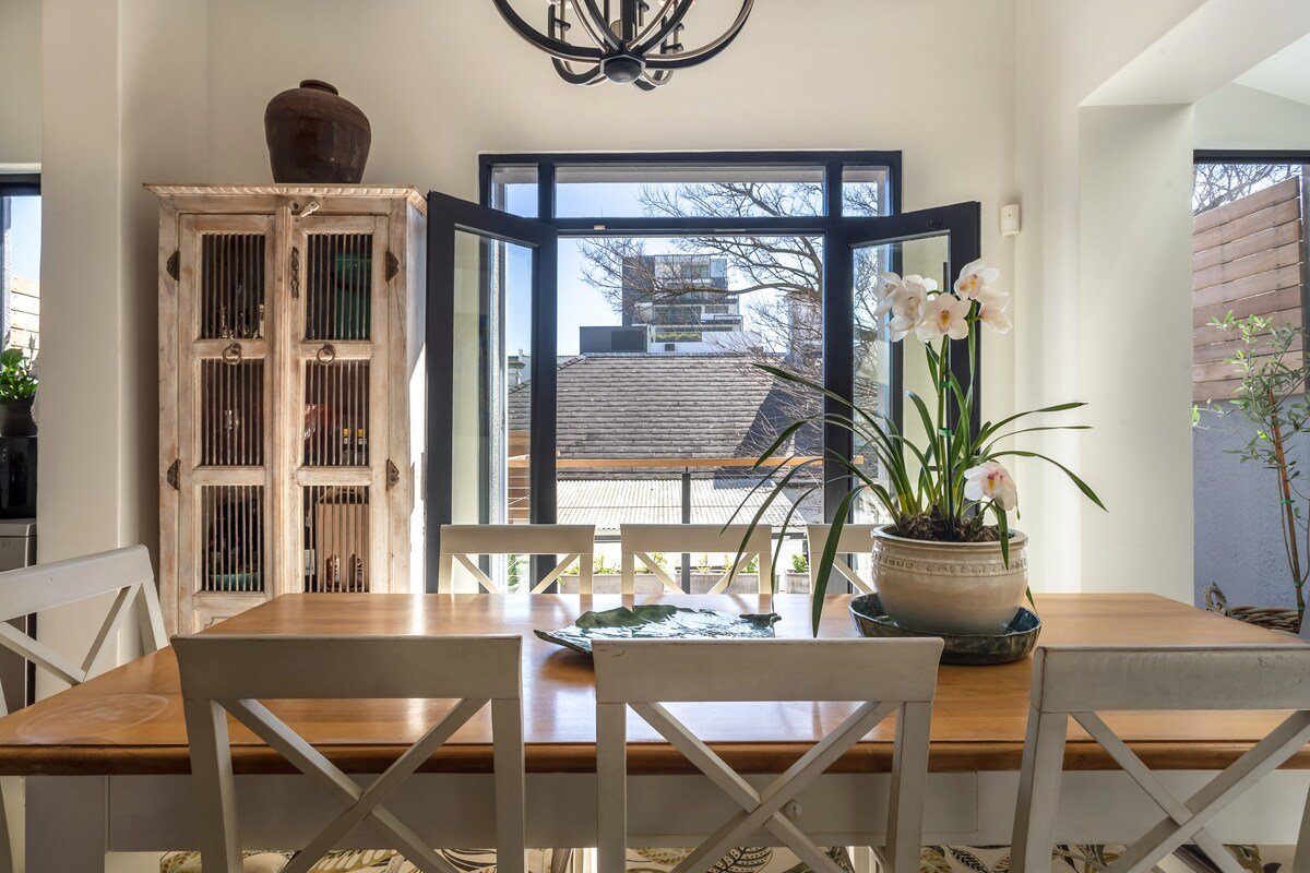 Family home sleeps 8 in central Green Point gallery image 3