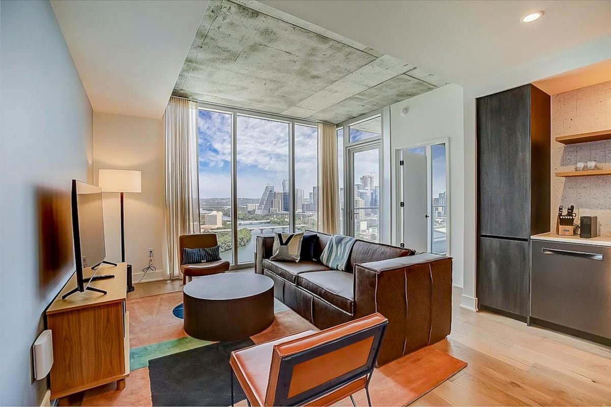 Huge 2BR Lakefront Natiivo Austin 29th-Floor gallery image 3
