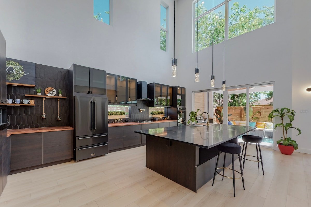 Large Contemporary 5 BR Home gallery image 5