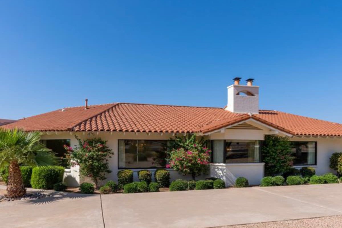 r 10beds, 5.5 bath estate. Incredible amenities! gallery image 4