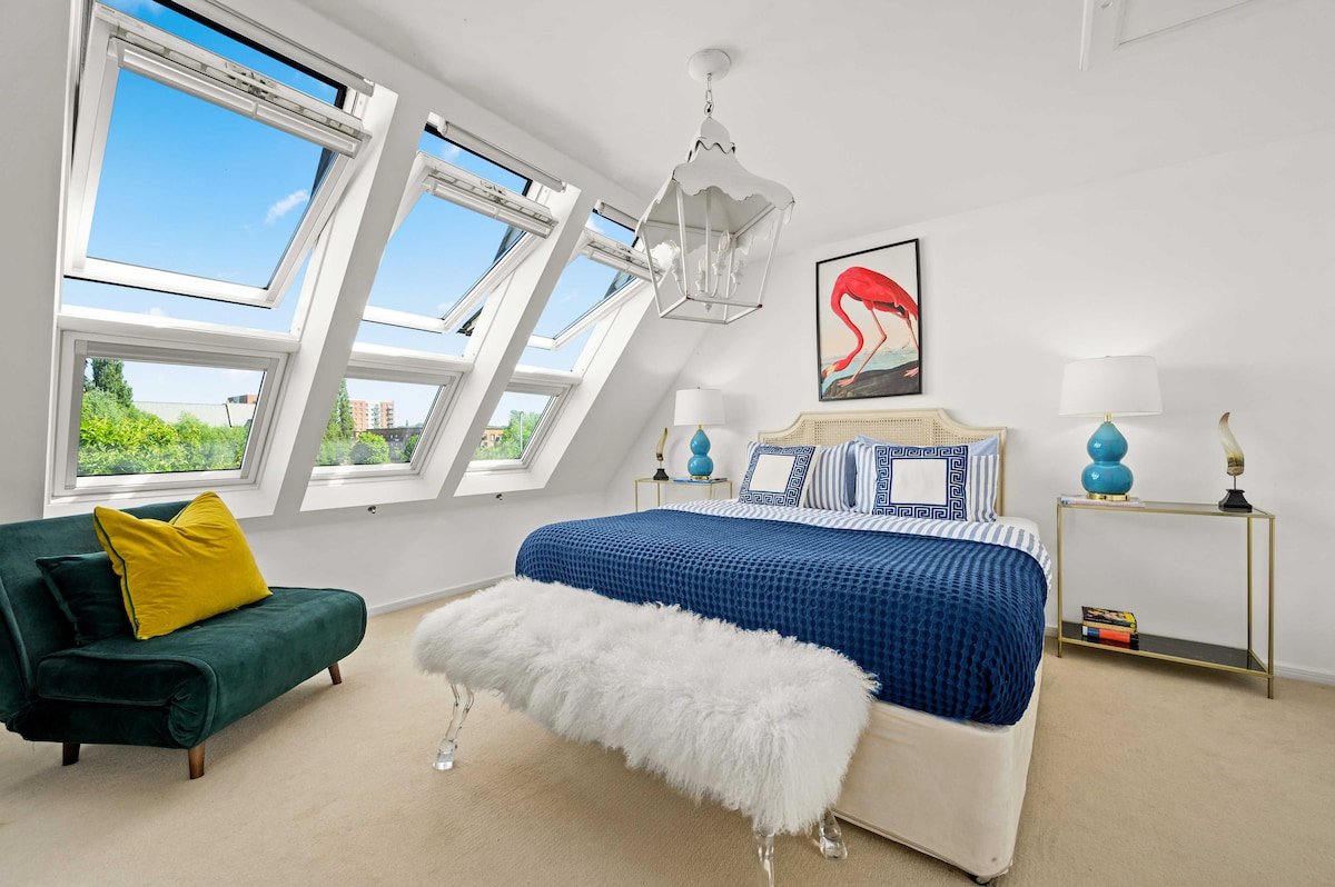 Stylish Five Bedroom Home By City Center w Parking gallery image 4