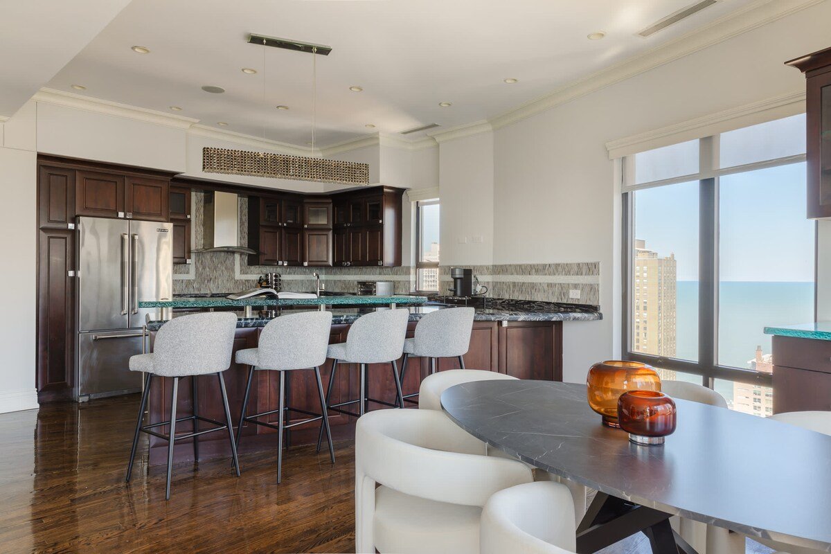 Luxury Designer Penthouse NW | Pool | Gold Coast gallery image 4