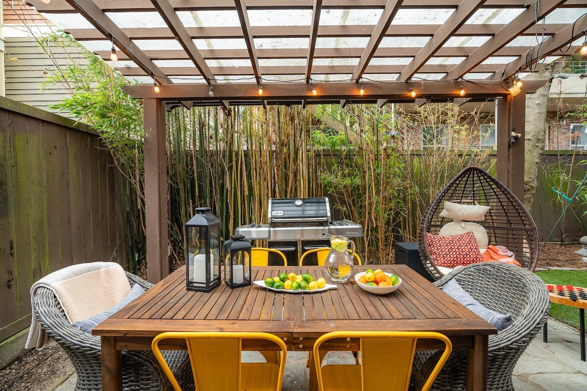 95/100 Walk Score! ~ Space Needle View ~Workout Rm gallery image 4