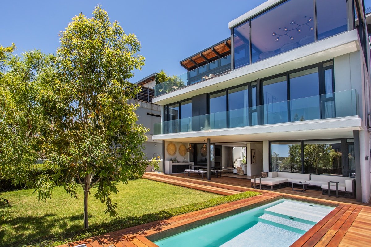 Stunning Modern, Spacious, Sea Views in Sea Point! gallery image 2