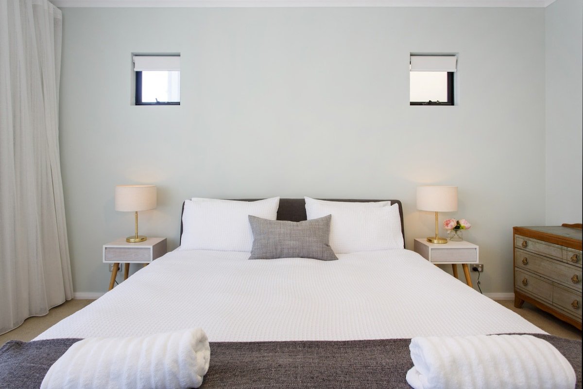 Coastal Bliss: Family Home Moments from the Beach gallery image 5