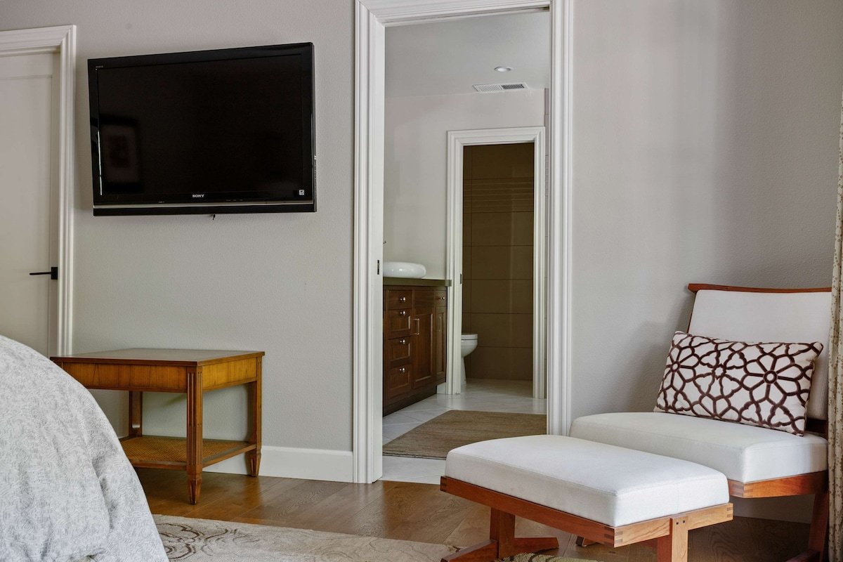 10 Acre Estate with Views, Teahouse, and Picklebal gallery image 5