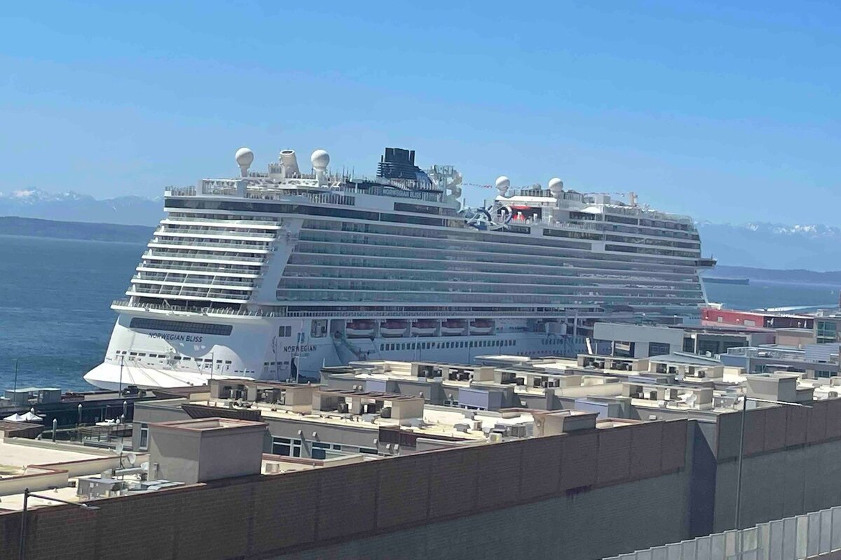 2BR VIEW! 98% Walk Score-FREE pkg-hot tub-pool gallery image 4