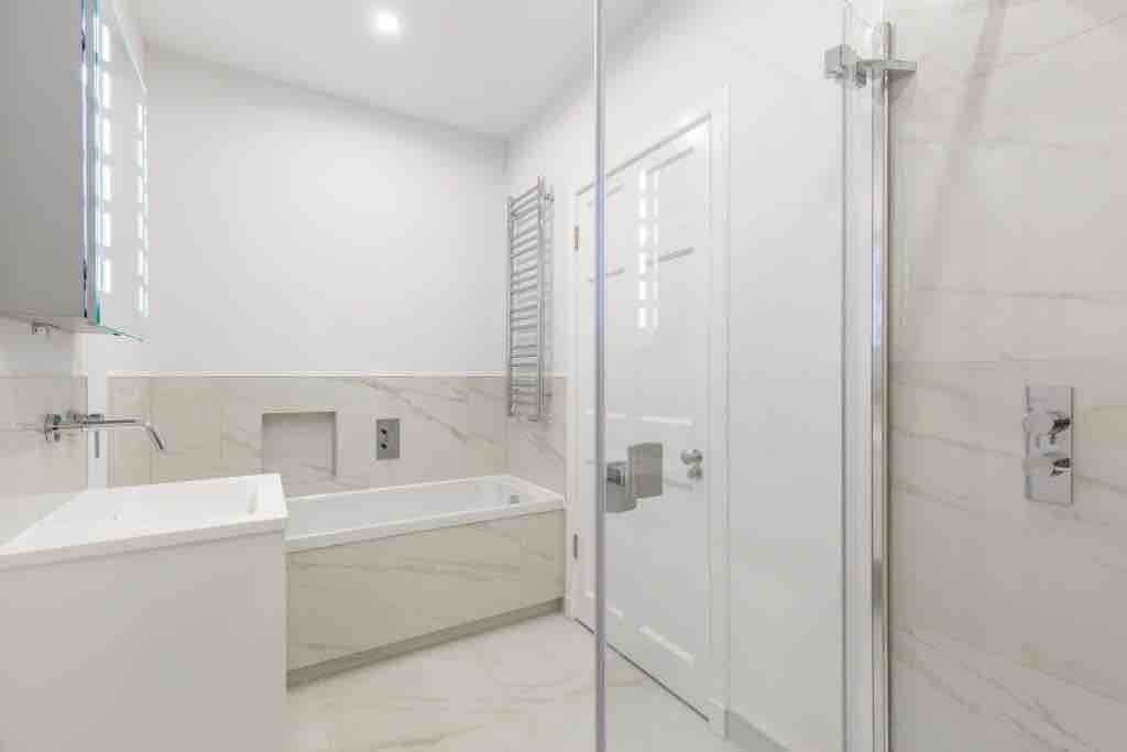 Newly Refurbished-Central Location- 2 Bedroom Flat gallery image 5