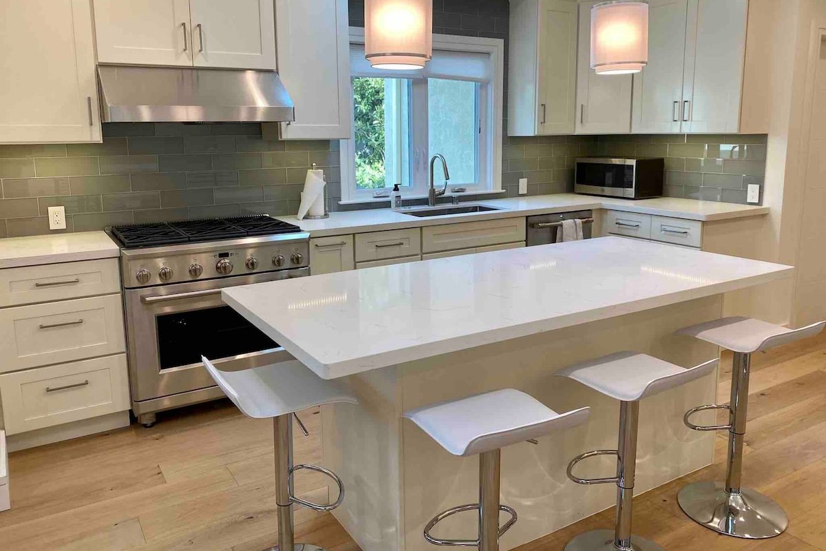 6BR Spacious Comfy Modern Quiet Retreat, Walk Dtwn gallery image 3