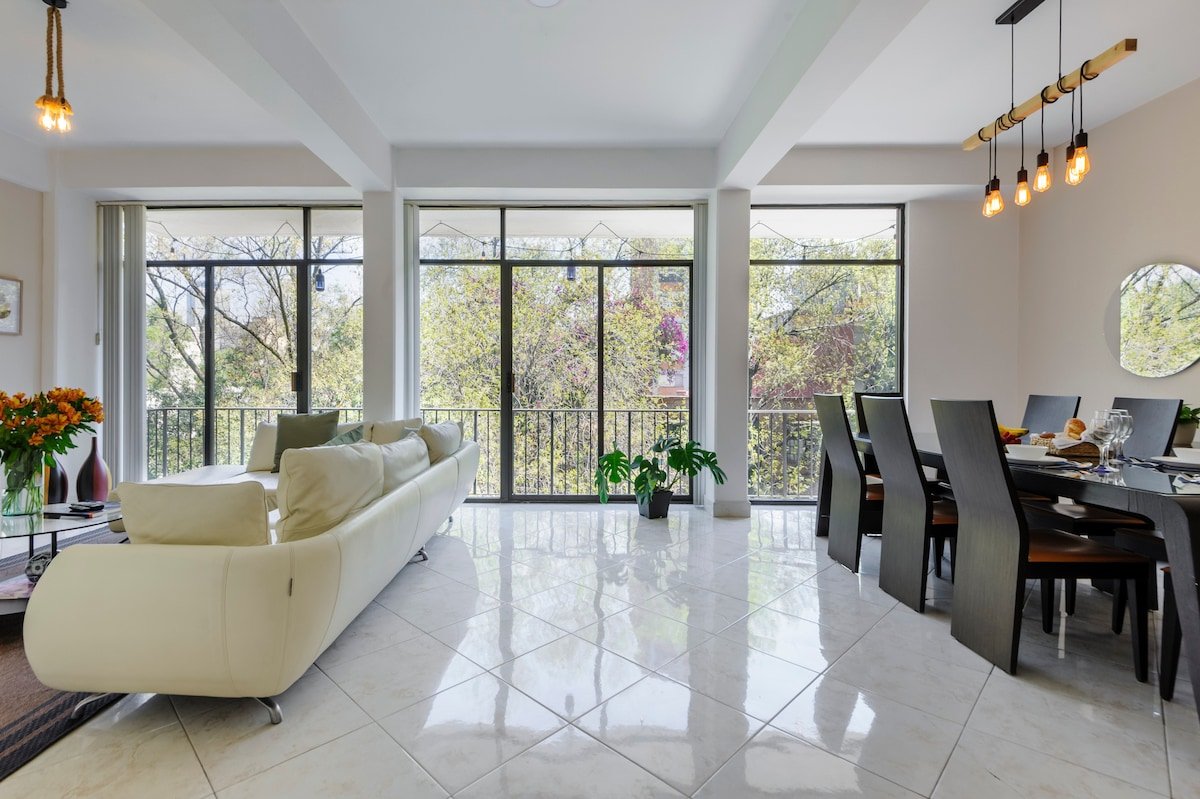 Great Location / 4 Bedrooms, 2 Bathrooms. gallery image 2