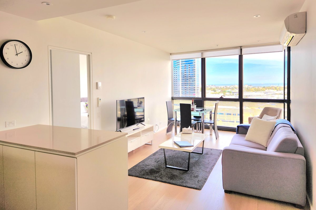 Classic 2 Bedroom with Brilliant Views on Collins