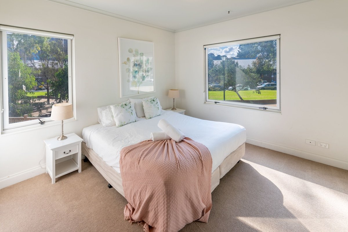 Large Bright 4 Bdrm Southbank apt gallery image 4