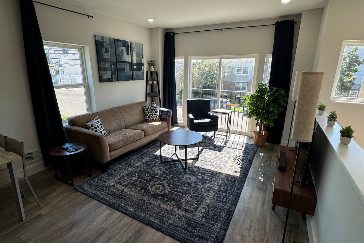 NEW 4BR/2.5 Bath Duplex w. Parking 10 min from EWR gallery image 3