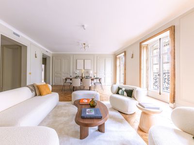 Arc de Triomphe Luxury 3-Bed 3.5 Bath