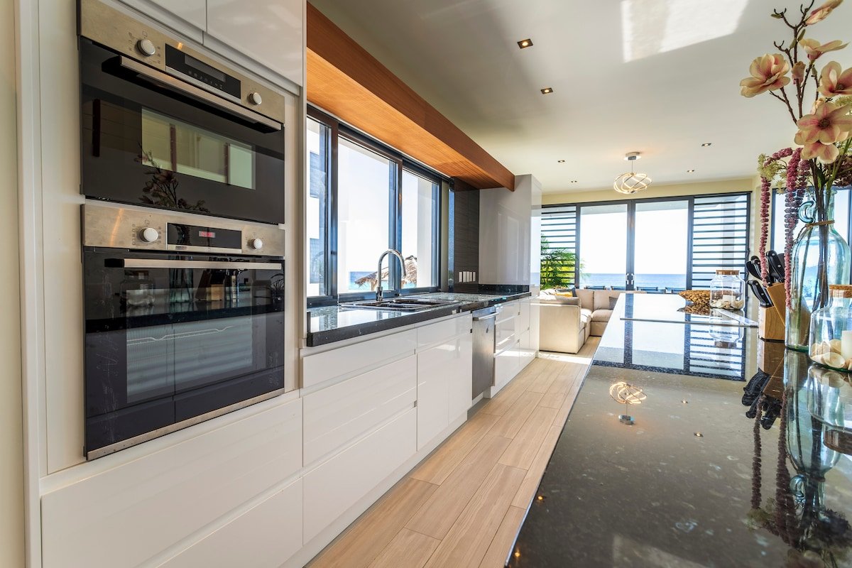 NEW – 7 Bedroom Bonaire Beachfront Vacation Villa gallery image 2