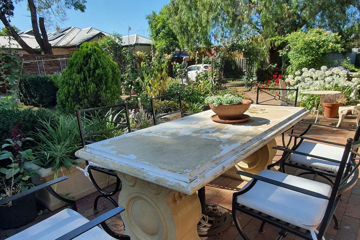 Stay in a Mansion in Yarraville with parking gallery image 5