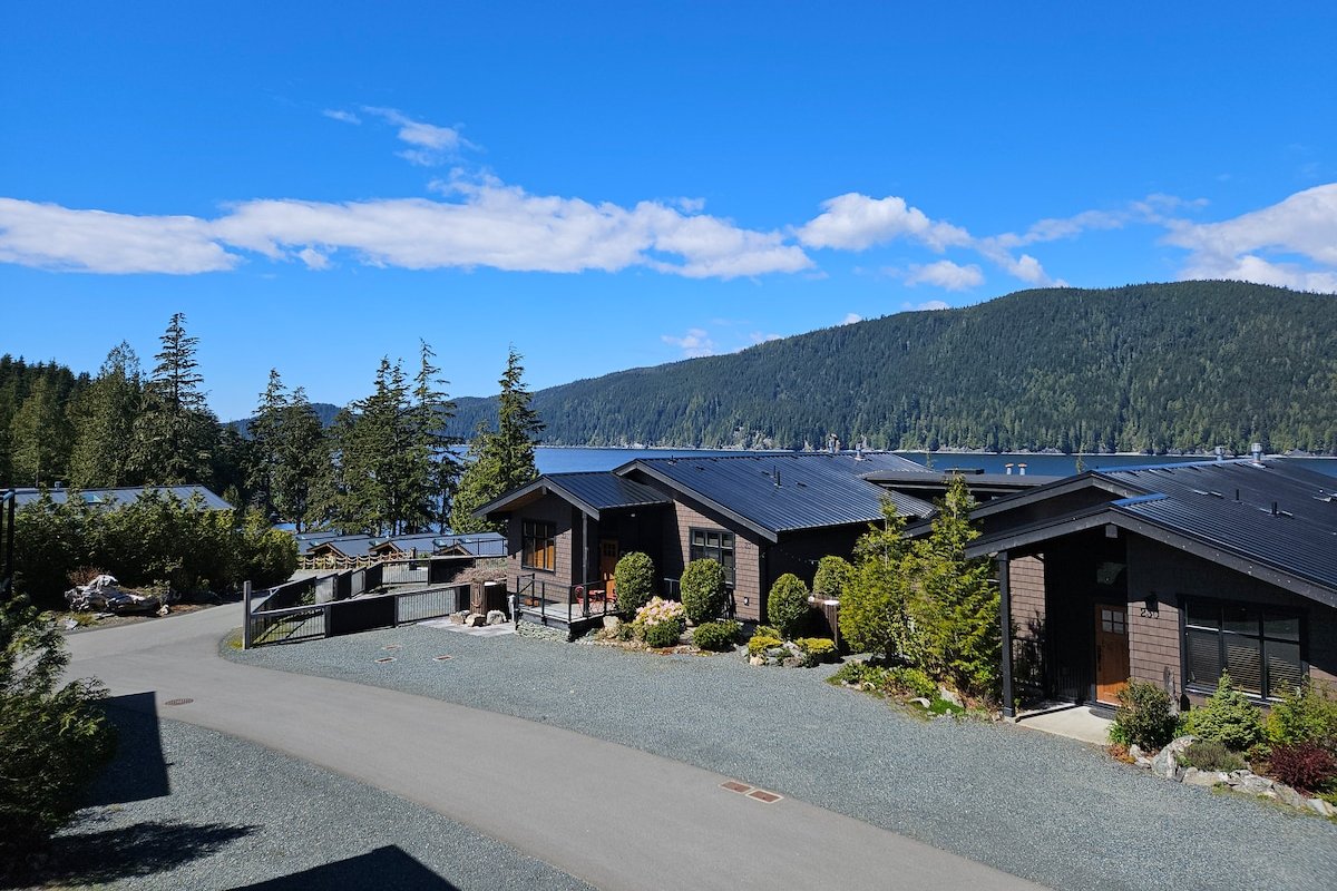 Spacious Oceanview w/2 living rooms & fridges gallery image 4